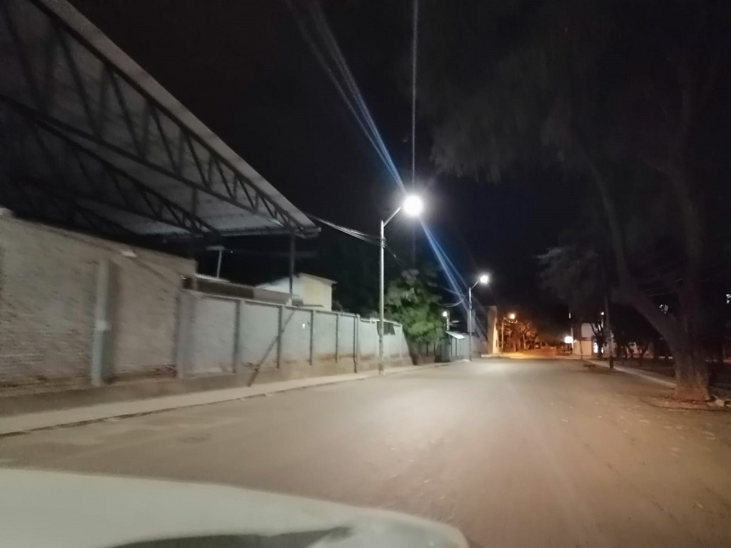 Hospital Regional de Piura iluminado en exteriores 
