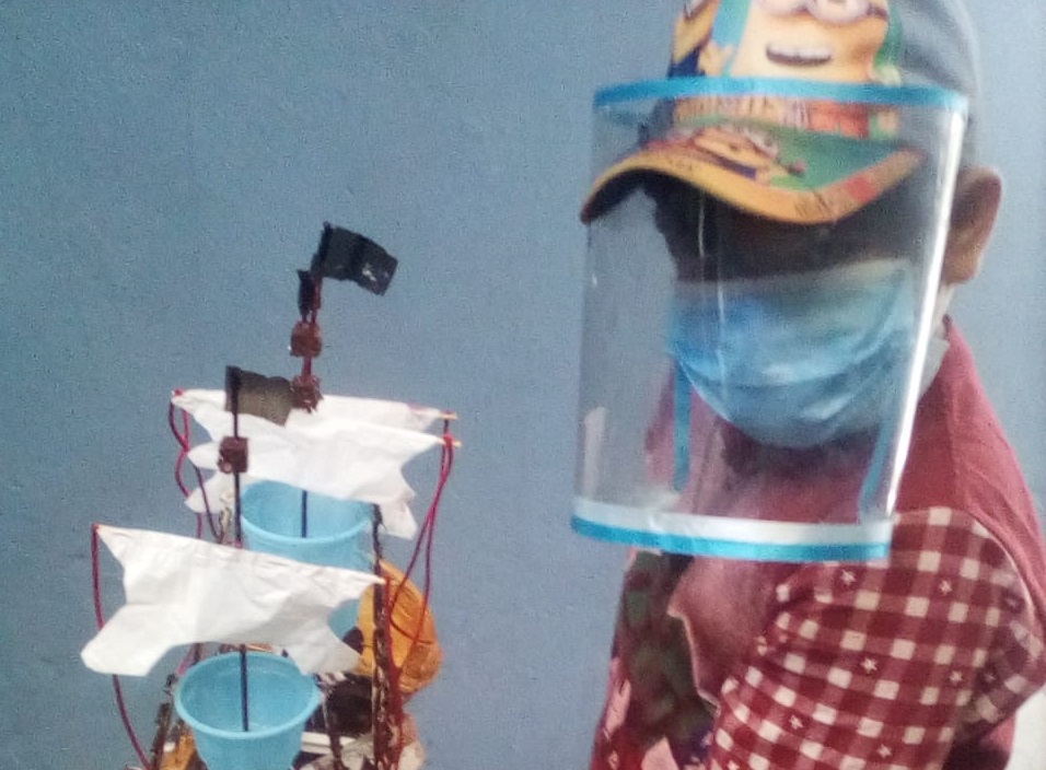 Talara: niño crea protector facial con material de reciclaje
