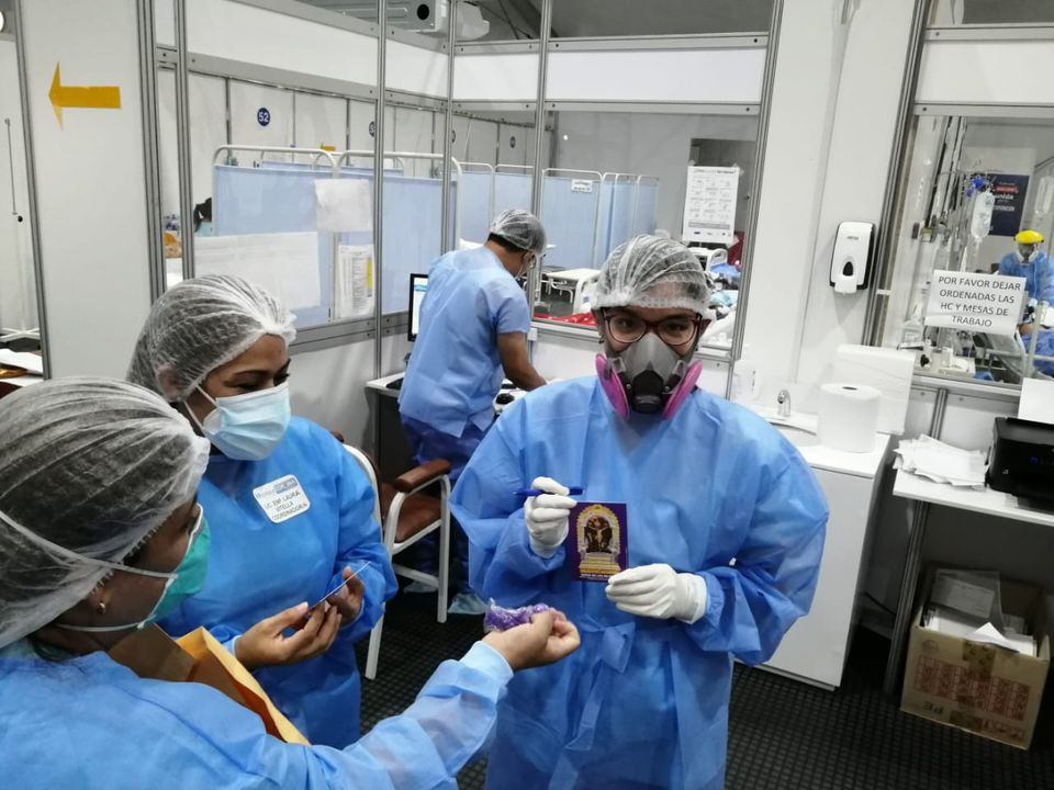 hospitales reciben estampitas 1