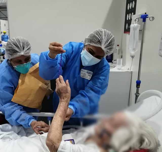 hospitales reciben estampitas 2