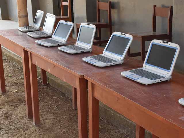 entregan laptops a ie san miguel del faique 1