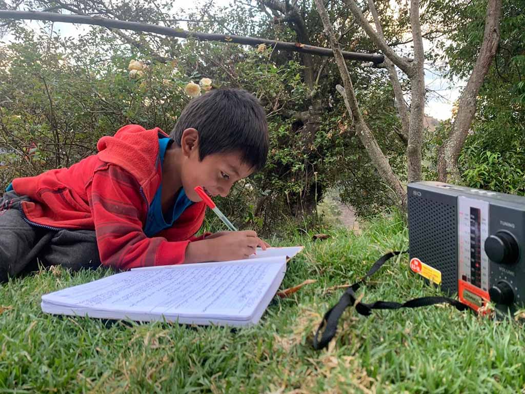 escolares reciben clase por radio 2