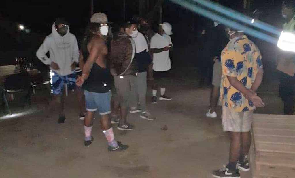 jovenes divirtiendose en mancora 1