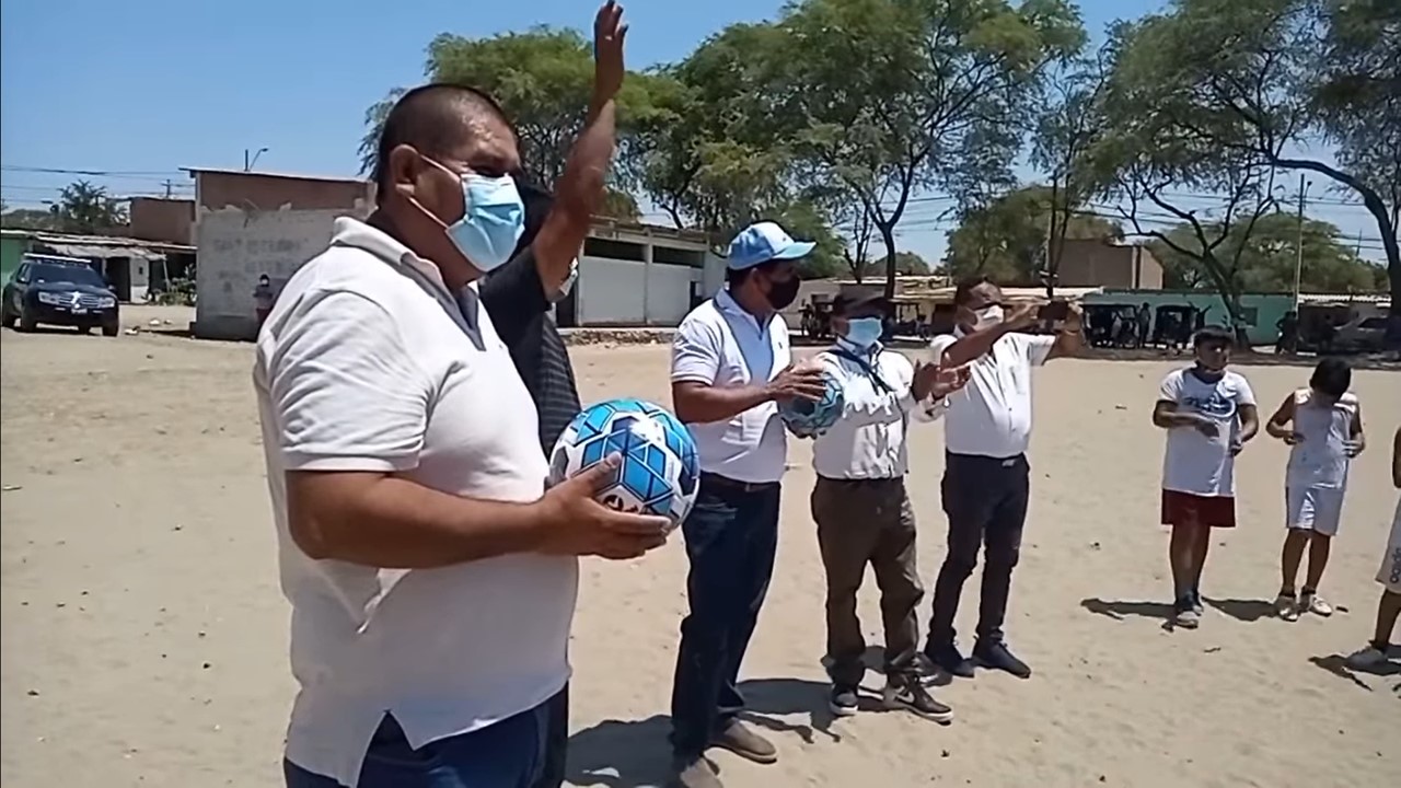 Sin tener en consideración normas sanitarias se reúne con niños
