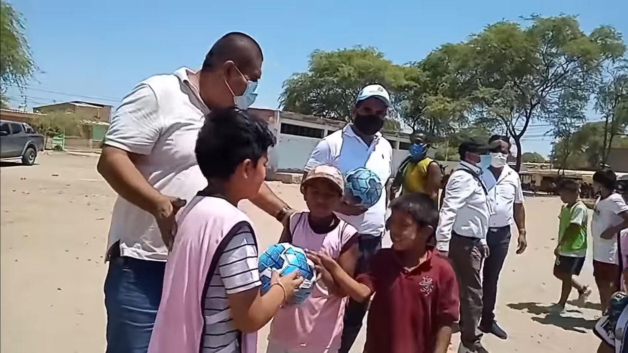 Niños son expuestos al contagio por alcalde de Sullana