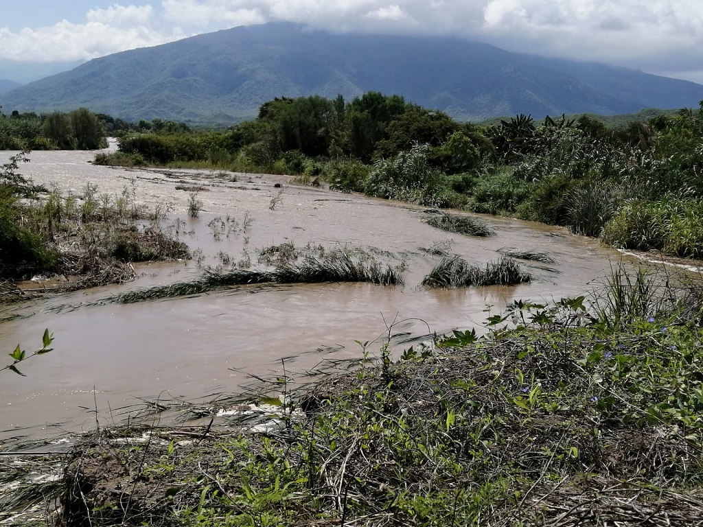 Rio Chipillico inunda áreas agrícolas en zona de Huachuma Alta