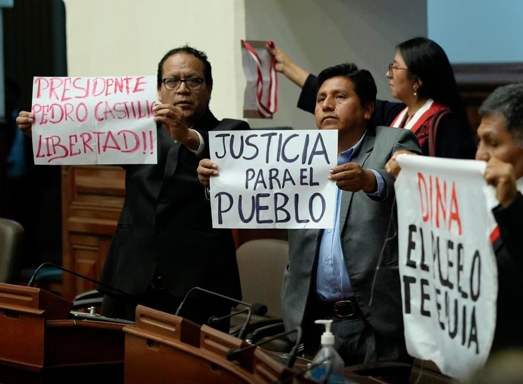 El pueblo la repudia 03