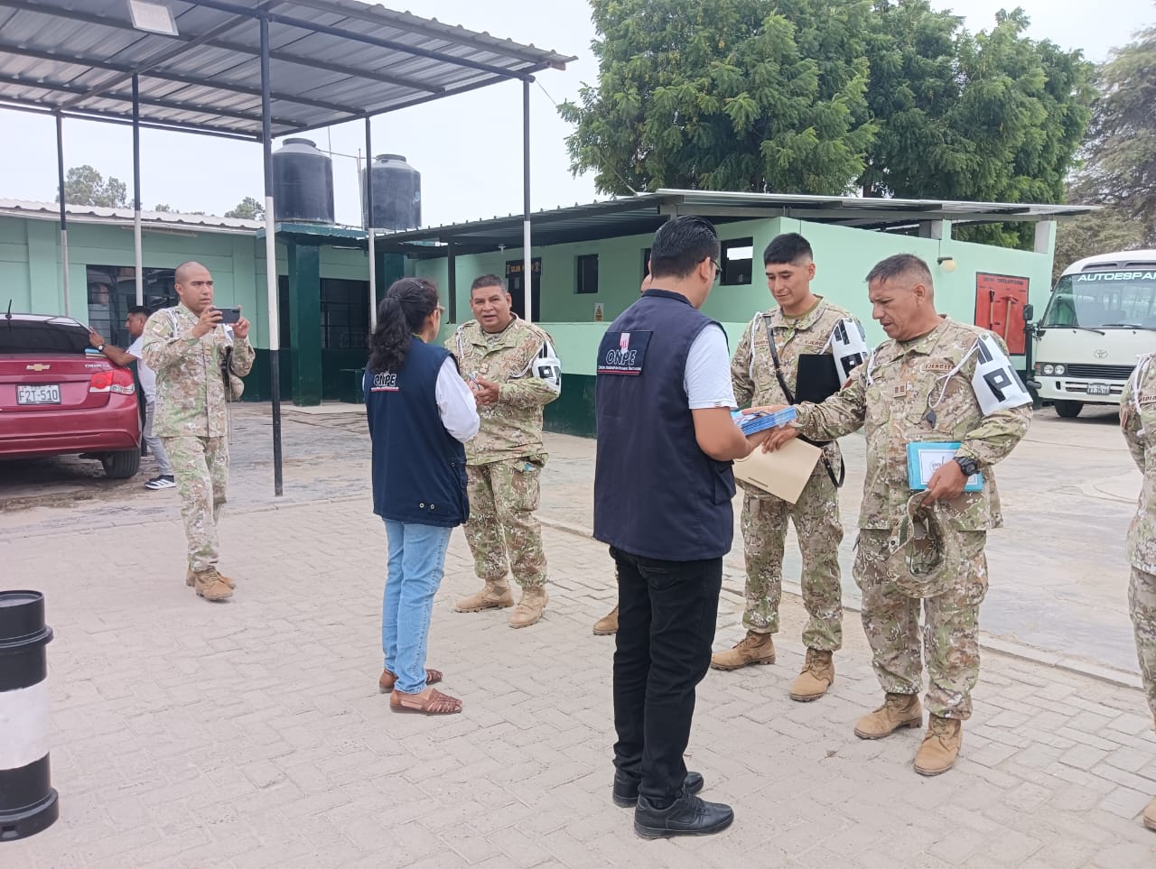 capacitan a policias y militares1