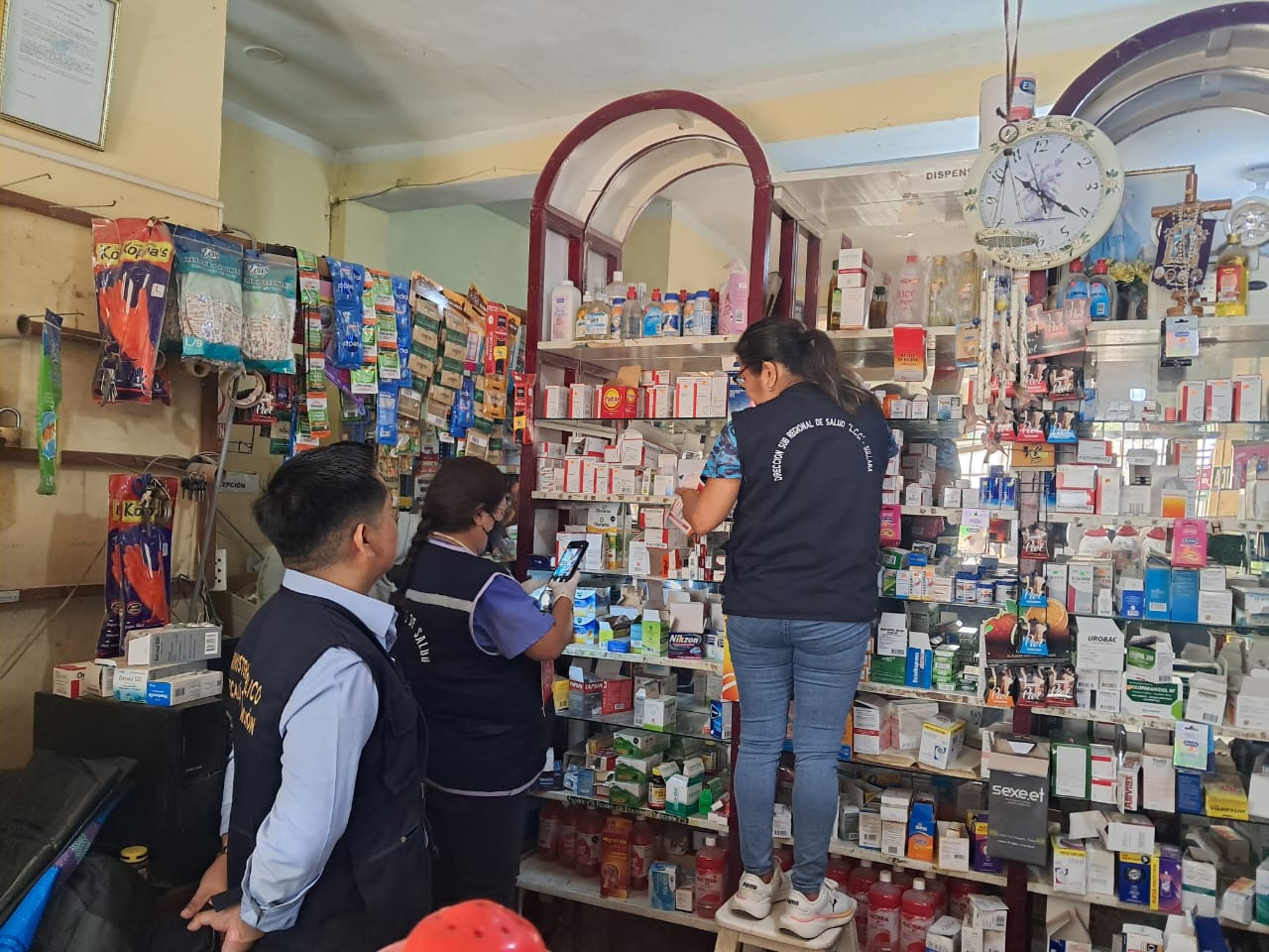 clausuran botica Biofarma2