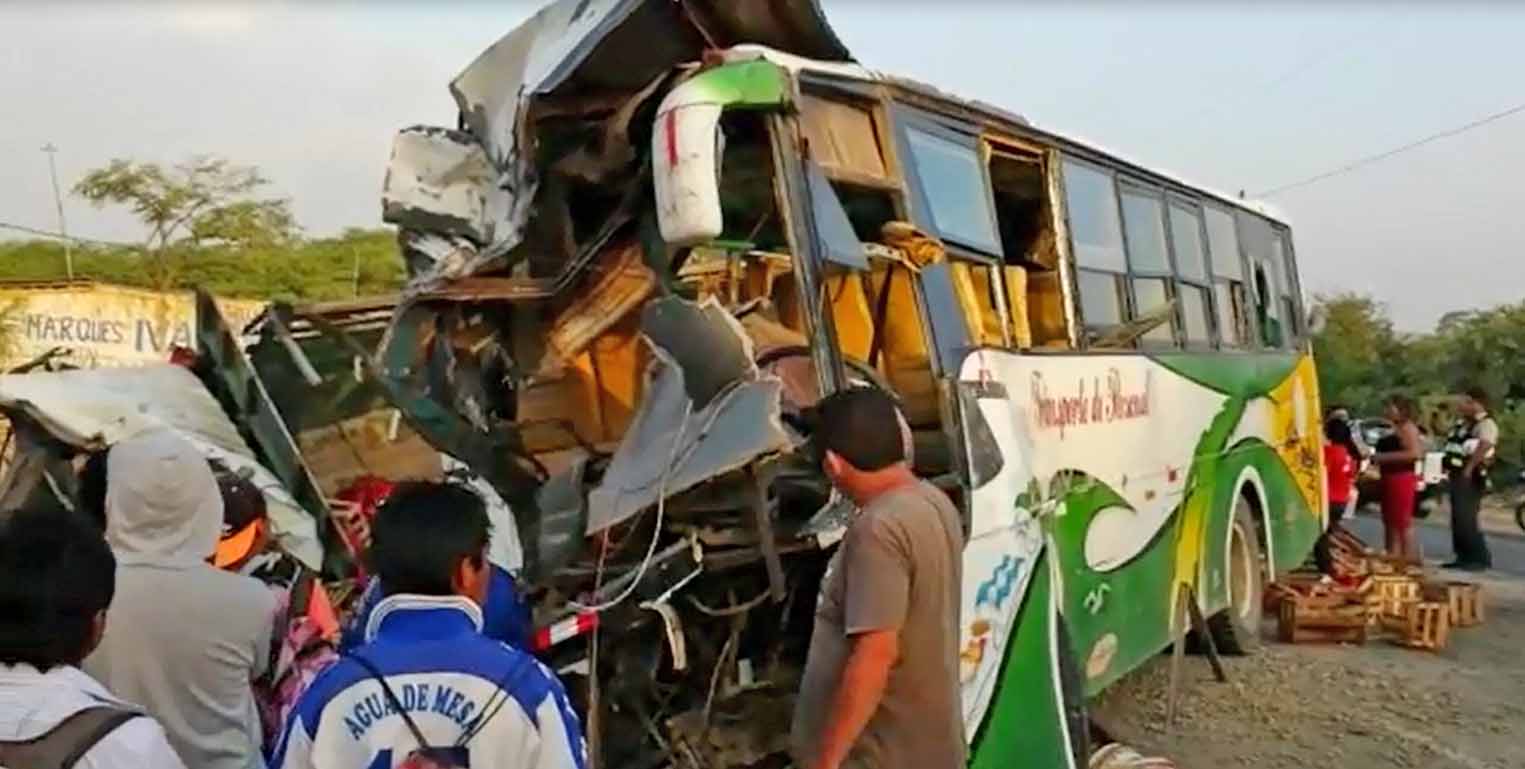 Choque Entre Bus Y Camión Deja Un Muerto Y Más De Una Veintena De ...