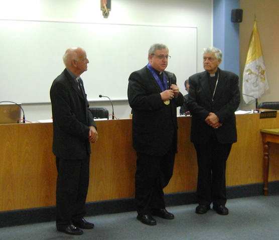 arquidiocesis recibe medalla