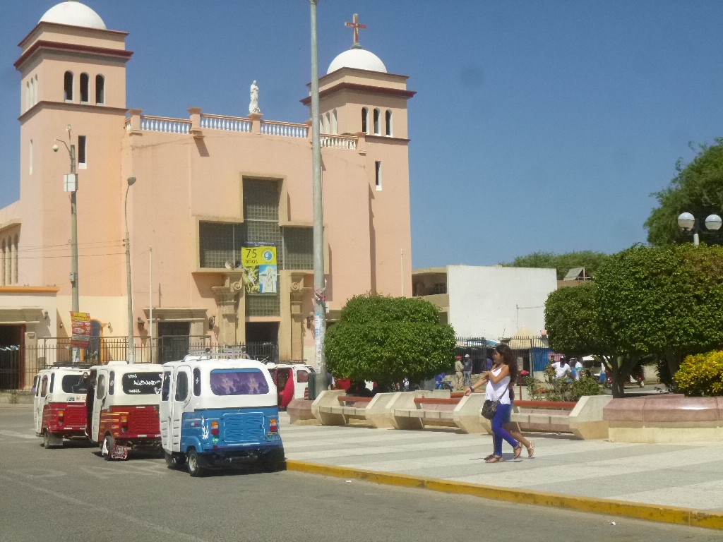 Talara Iglesia y Plaza de Armas