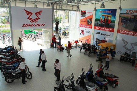 inauguran tienda motos