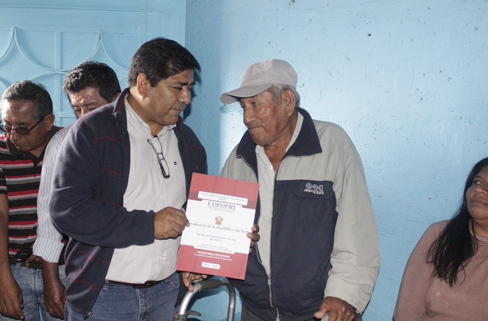 Familias recibiendo titulo de propiedad