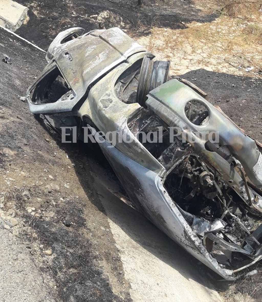 auto cae en cuneta 1