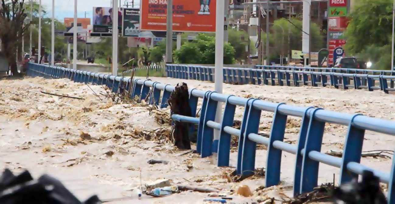 puente caceres inundado