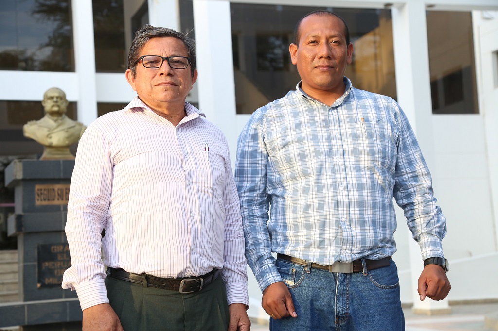 Dr. Carlos Granda Wong, Decano de la Facultad de Agronomía y el Ing. Milbort Távara Hernández de la ONG Solidaridad