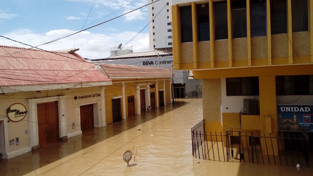 Cercado de Piura inundado por río