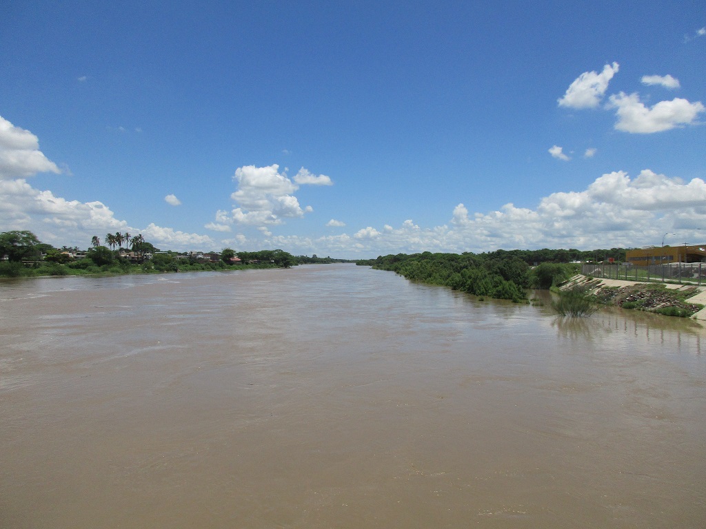 Rio Piura totalmente lleno