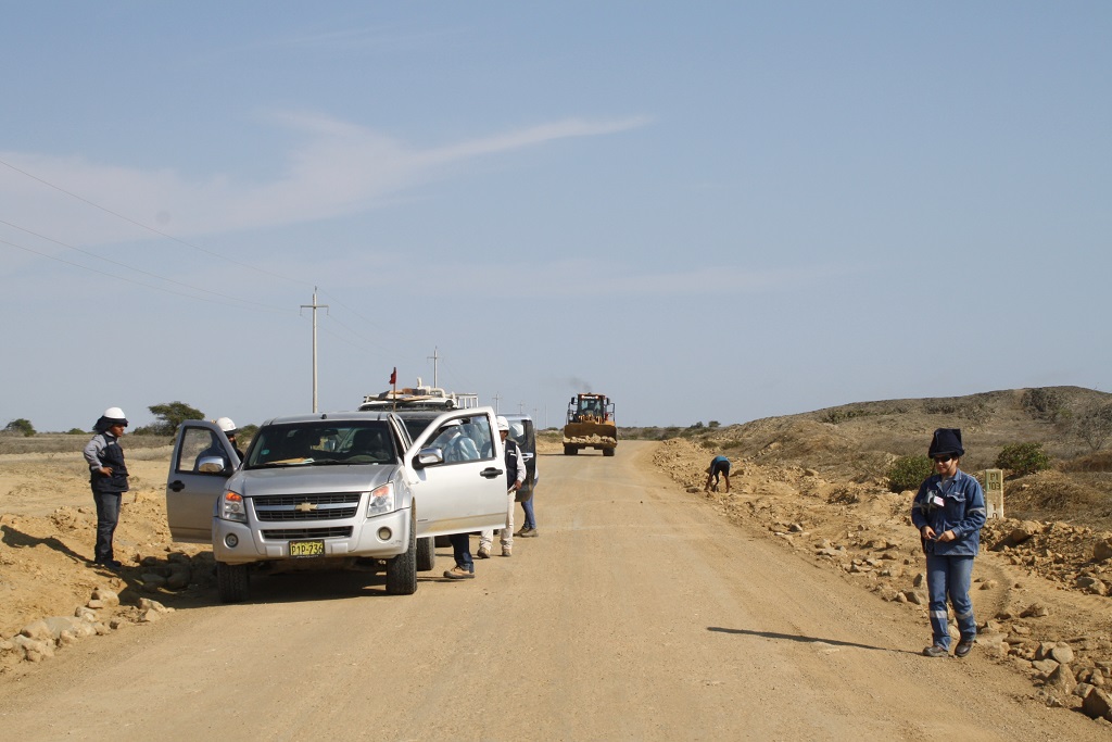 Empresa Andalucita realiza mantenimiento de Carretera La Islilla en Paita