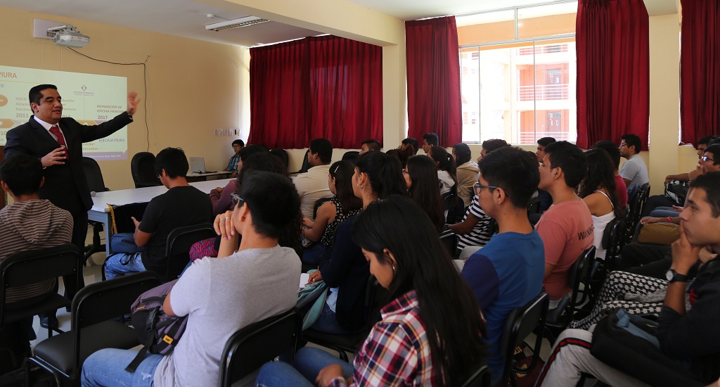 Egresados comparten experiencias con estudiantes de ingeniería industrial