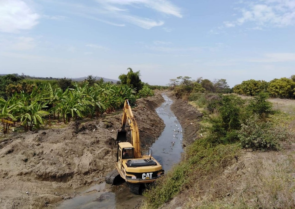 Limpieza de drenes beneficia a población rural de Piura