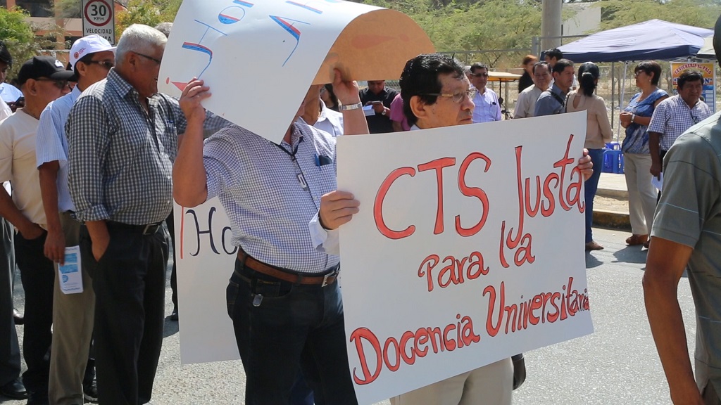 Marcha Docentes de Universidad Nacional de Piura