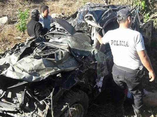 Rescate de cuerpo de fallecidos en accidente vehicular