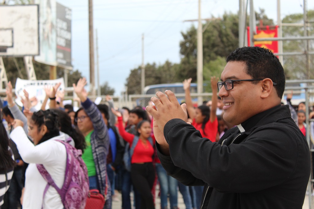 Estudiantes realizan peregrinación hacia Paita