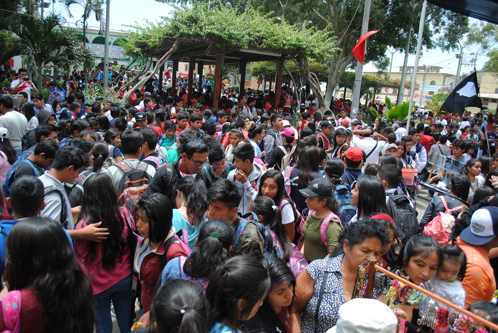 Estudiantes realizan peregrinación hacia Paita