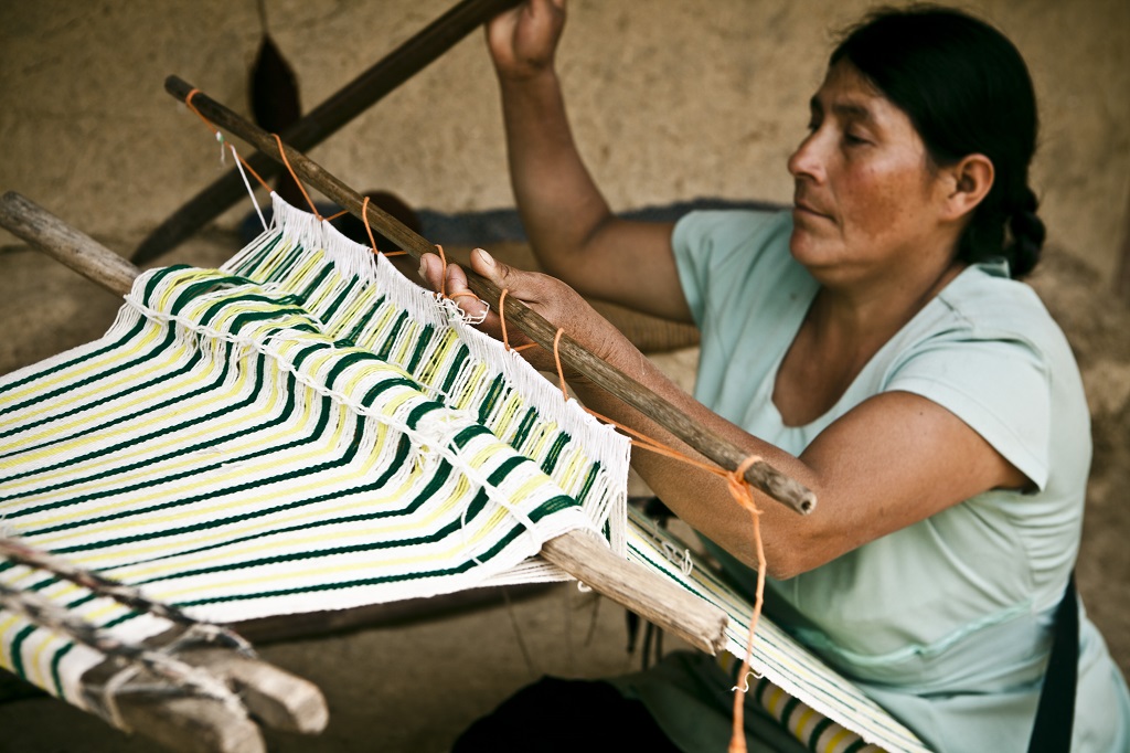 Mujer tejedora de la sierra piurana