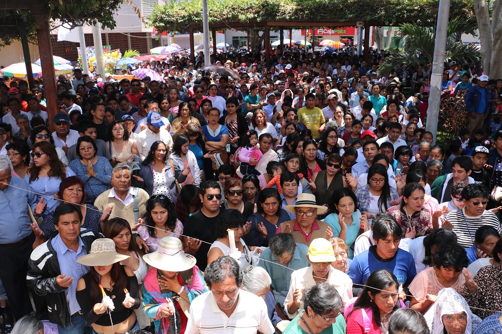 Feligreses participando en festividad de Virgen de Las Mercedes de Paita