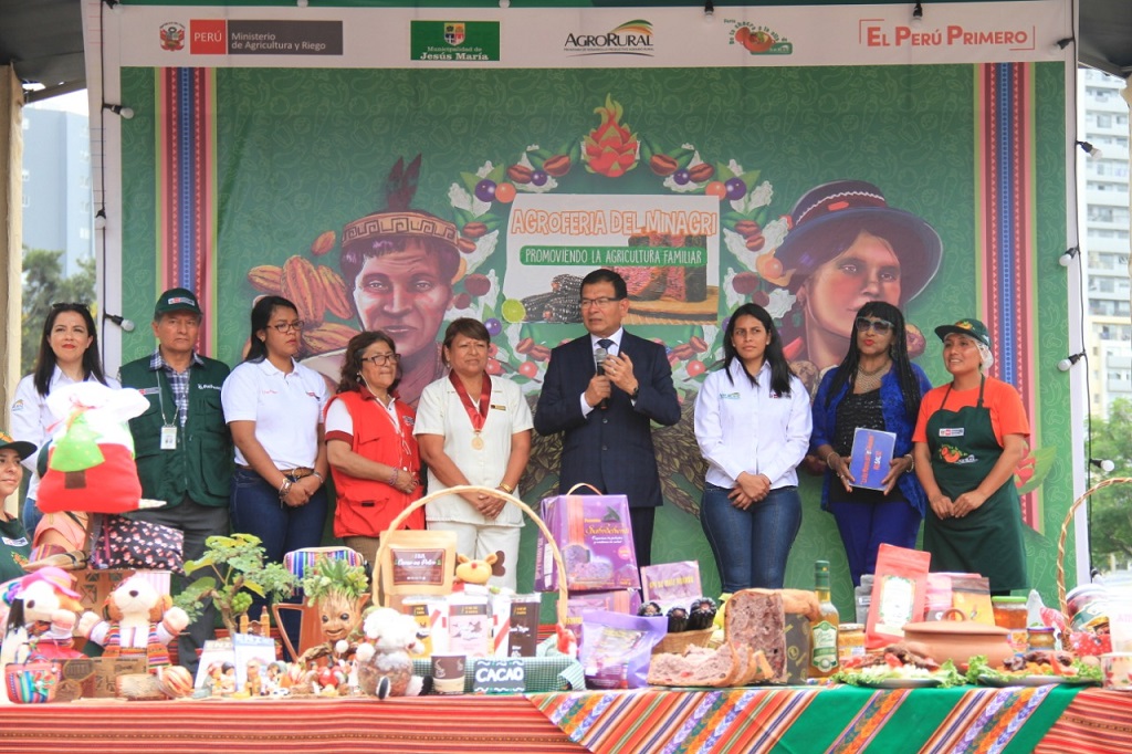 Feria navideña de productores de zonas rurales del país se realiza en Lima