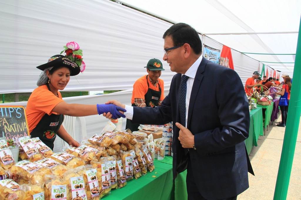Feria navideña de productores de zonas rurales del país se realiza en Lima