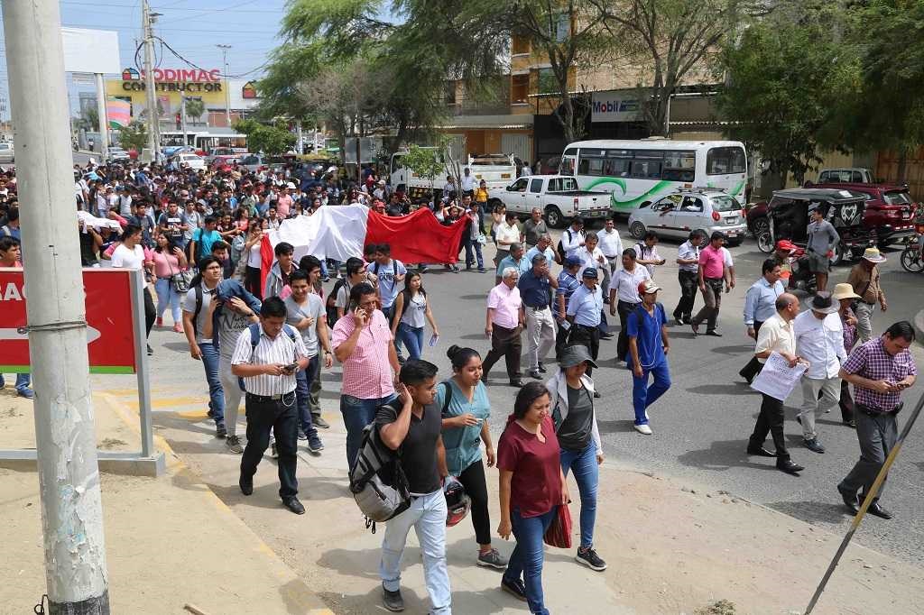 Rector de Universidad Nacional de Piura participa en marcha reclamando derechos