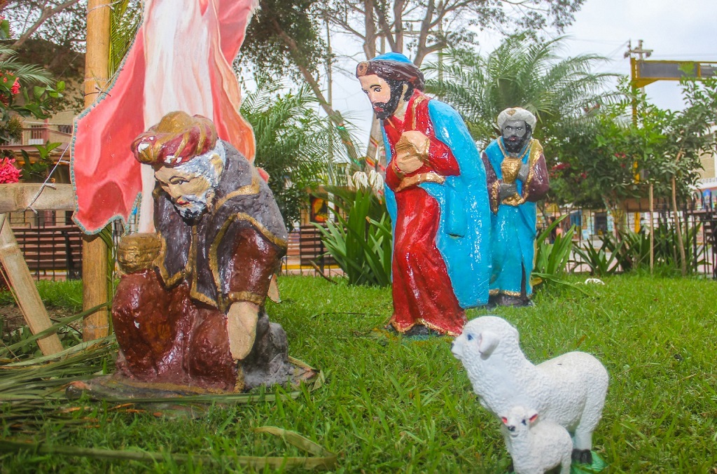 Escultor Oscar Aquino Ipanaqué crea hermoso nacimiento por Navidad