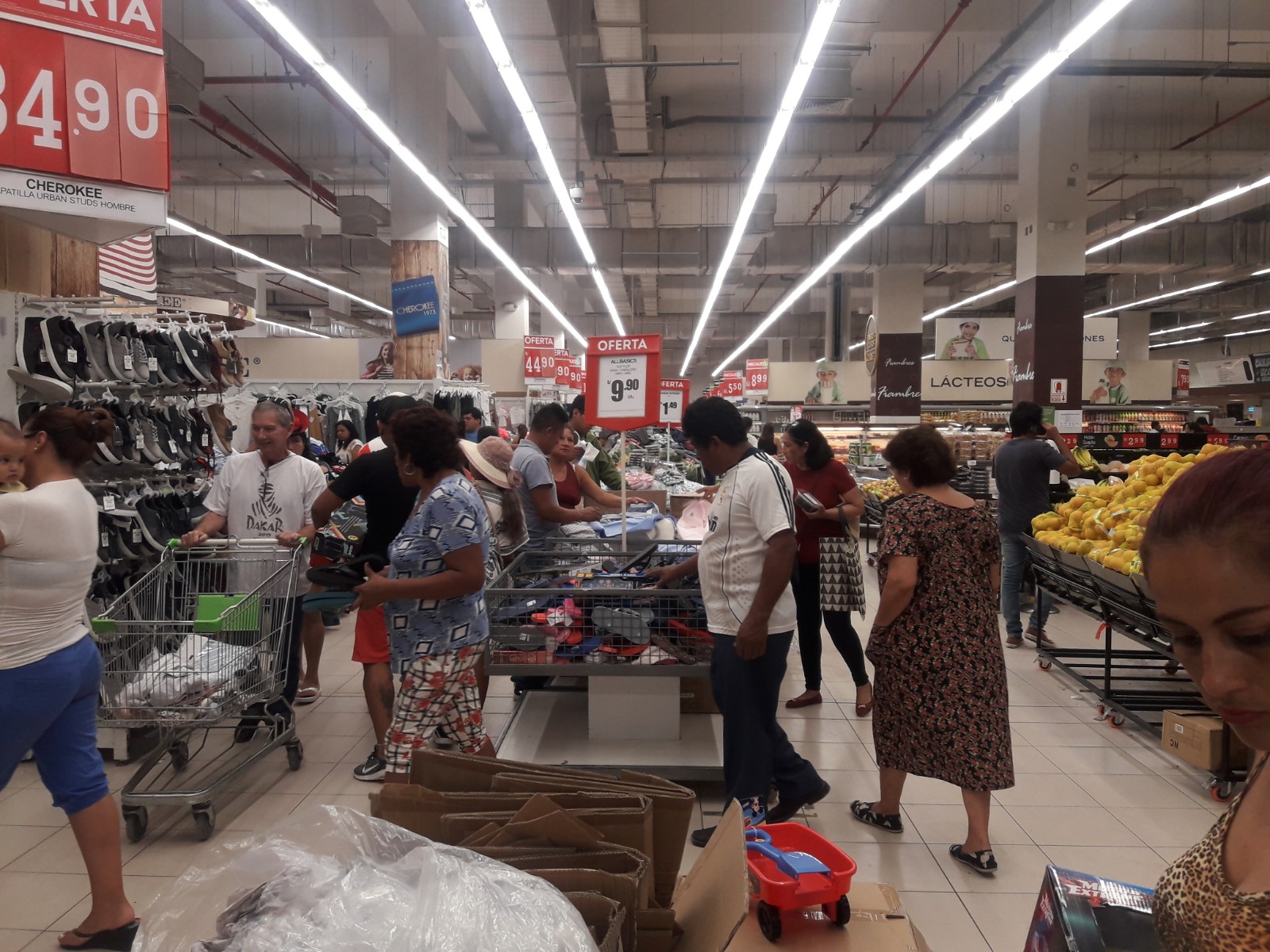 Intensa actividad comercial en Sullana previo a Nochebuena