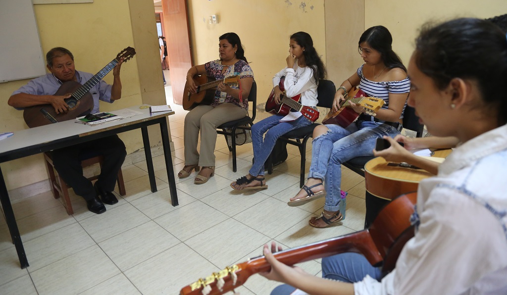 Curso de guitarra por Lary Vilchez