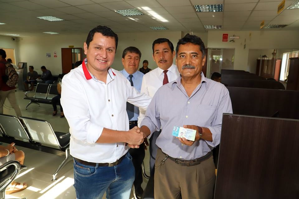 Entrega brevetes en Dirección Regional de Piura