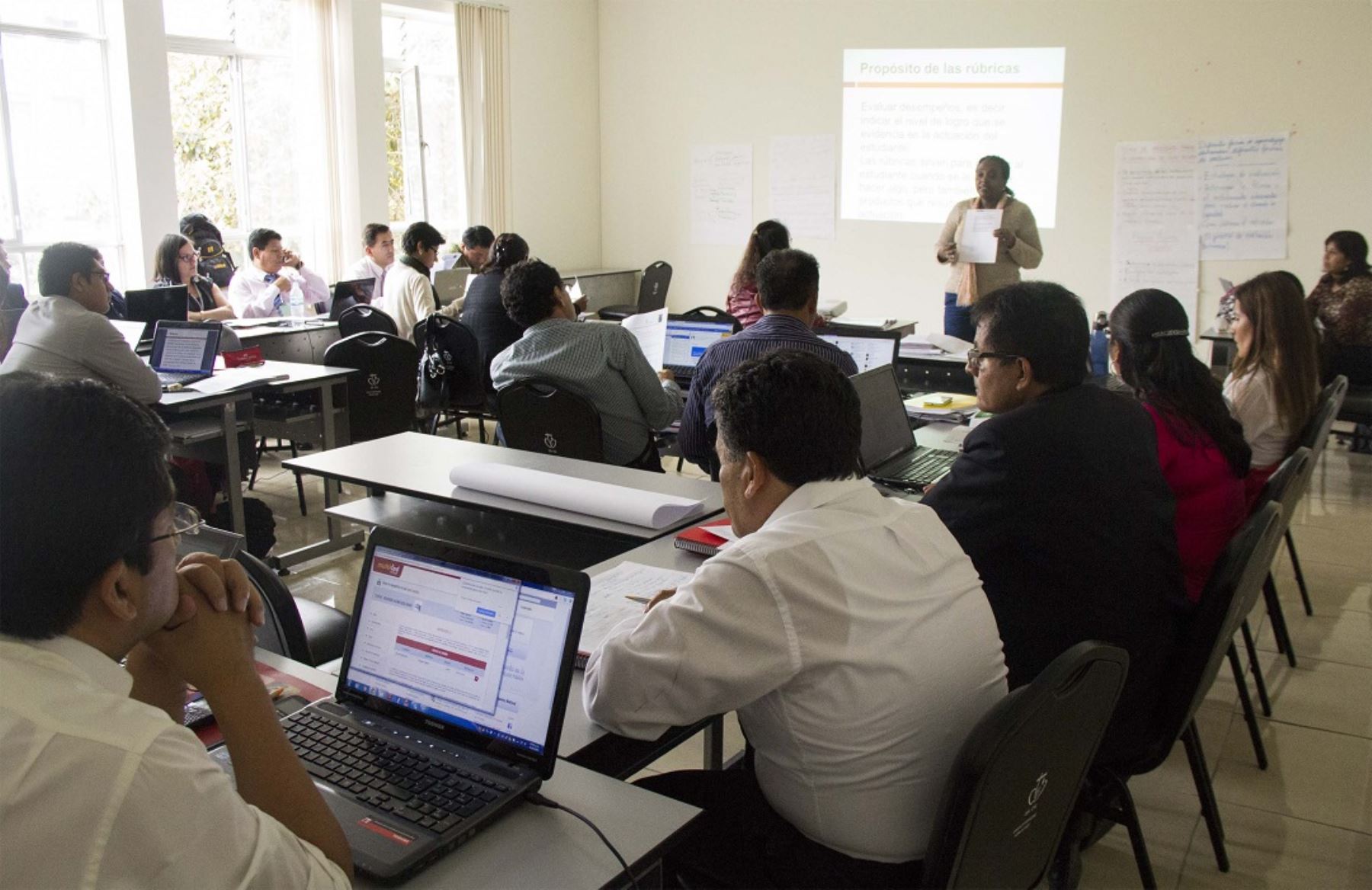 Docentes son capacitados en Curricula Nacional
