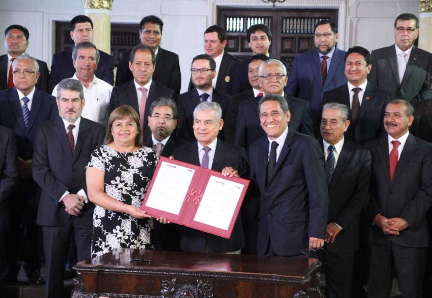 Gobernadores Regionales firman acuerdo con Ministra de Salud