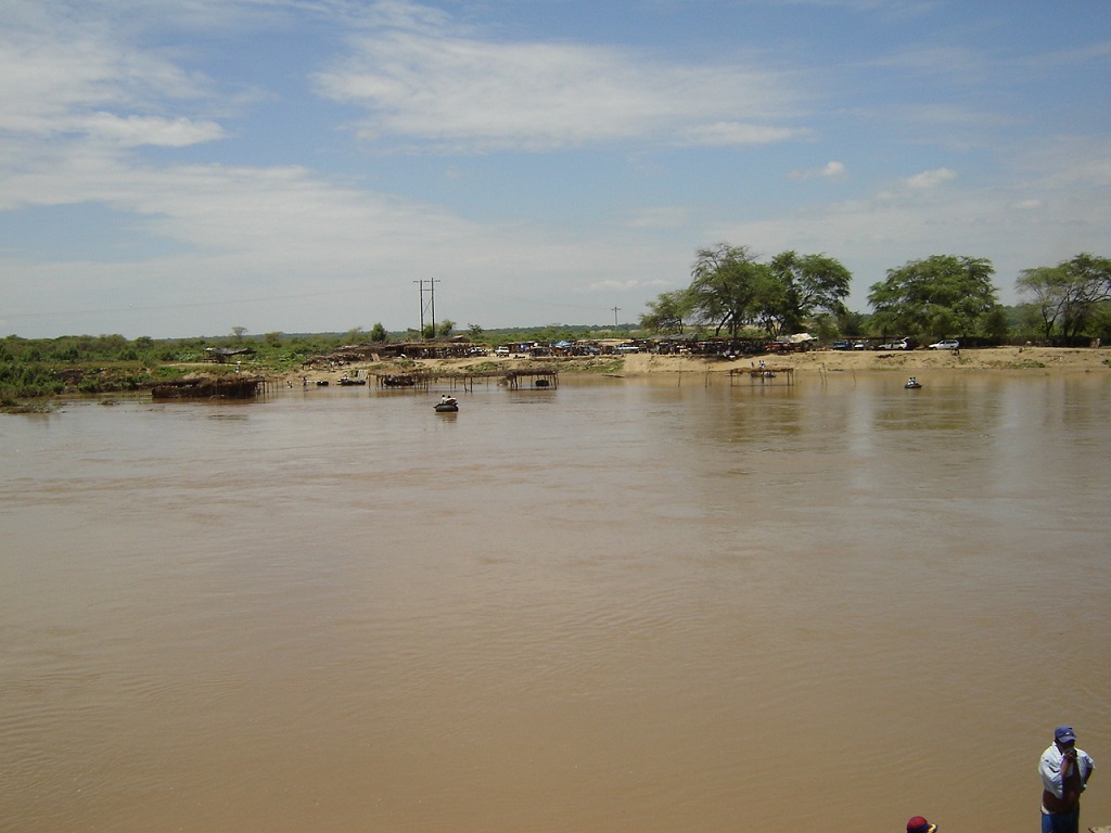 Rio Piura en zona Tambogrande | Fotografía de archivo