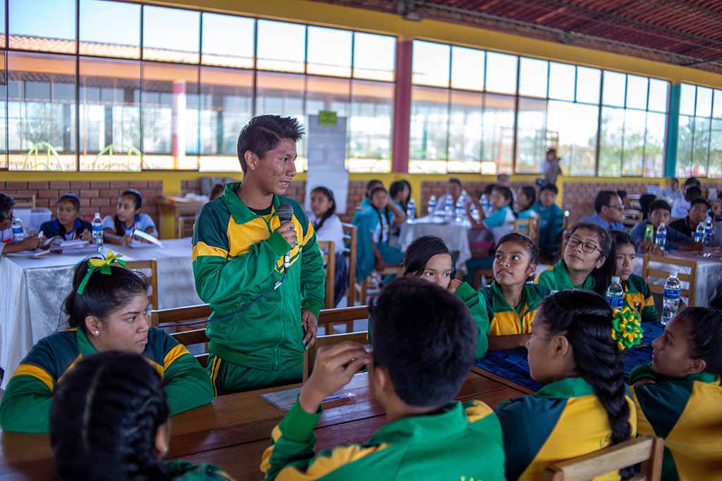 estudiantes participan