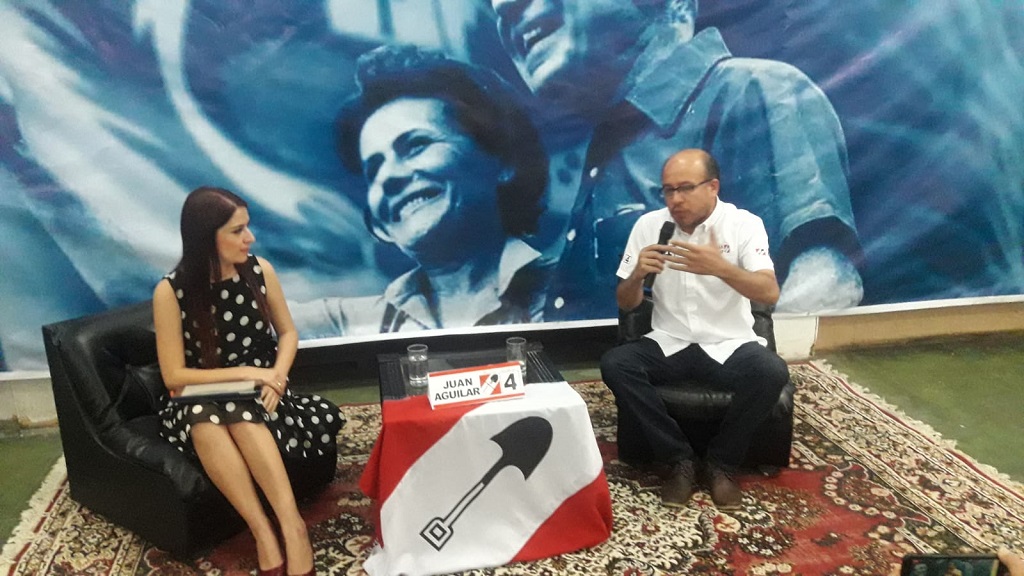 Entrevista en inauguración de local de candidato Juan Aguilar Hidalgo