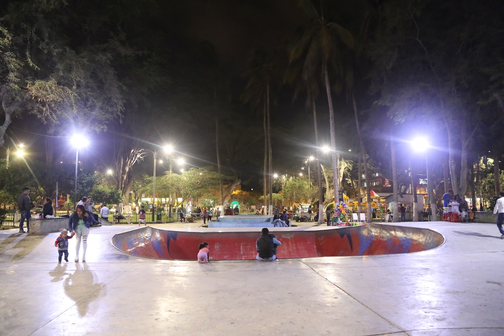 Parque Infantil Piura con nueva iluminación LED
