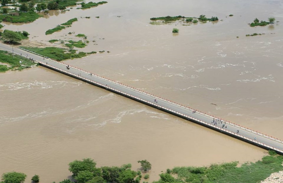 Rio Piura en plena creciente por lluvias intensas