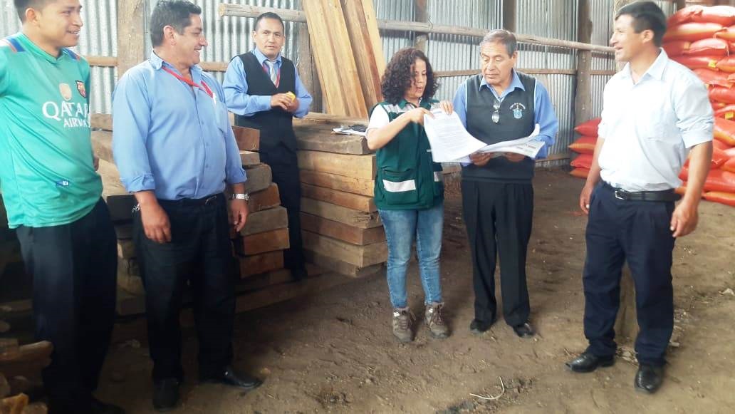 Serfor entrega madera para elaboración de carpetas y sillas