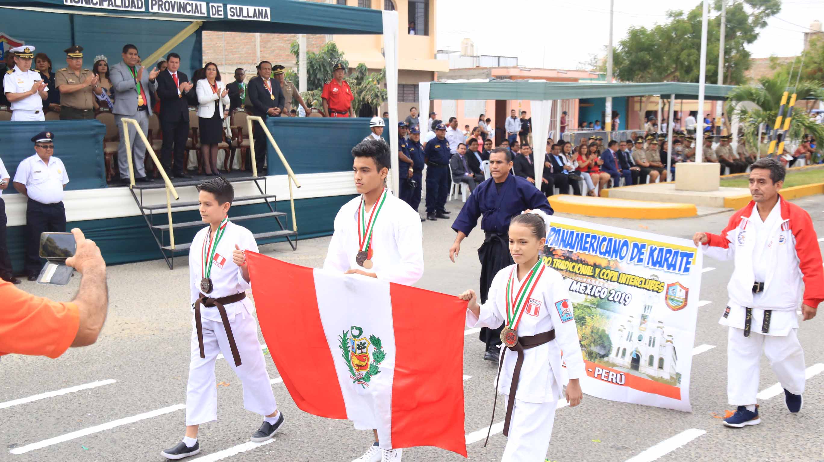 desfile aniversario sullana 108 c