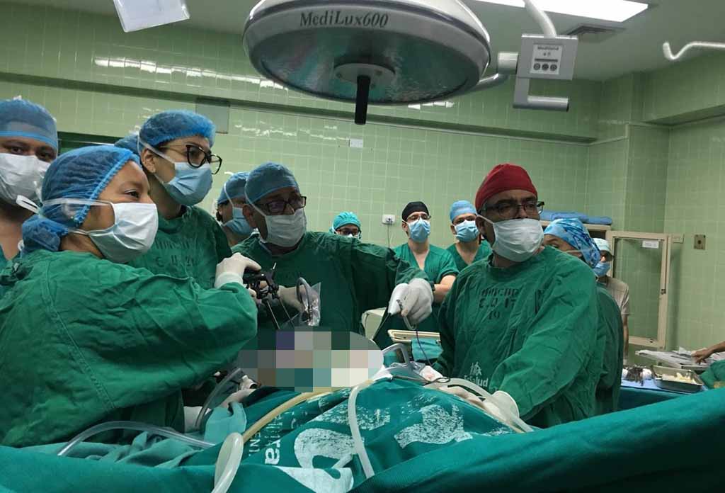 medicos essalud realizan operacion