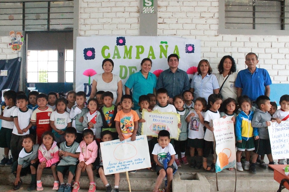 Morropón: desparasitan a centenares de estudiantes de Ñómala en La encantada